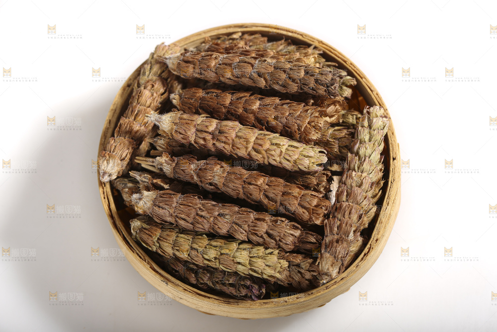 白底上放着夏枯草
