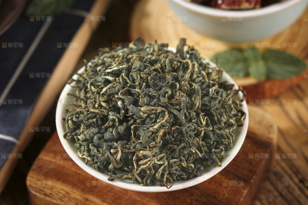 木底上放着蒲公英茶
