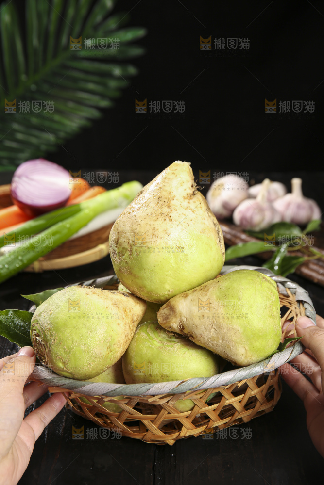 深底上放着芥菜头