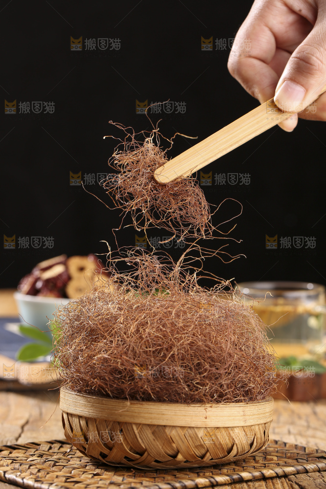 木底上放着玉米须