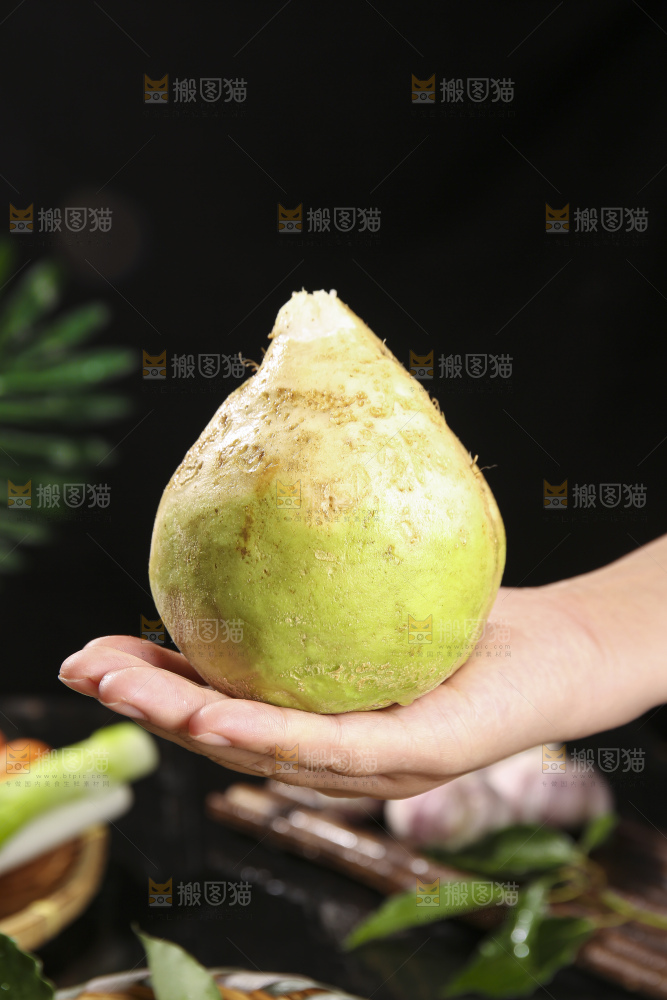 深底上放着芥菜头