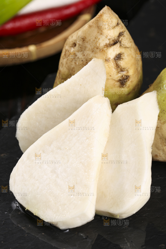 深底上放着芥菜头