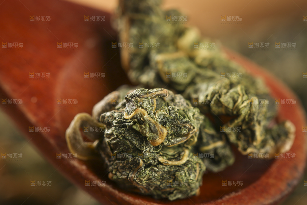 木底上放着的桑叶茶
