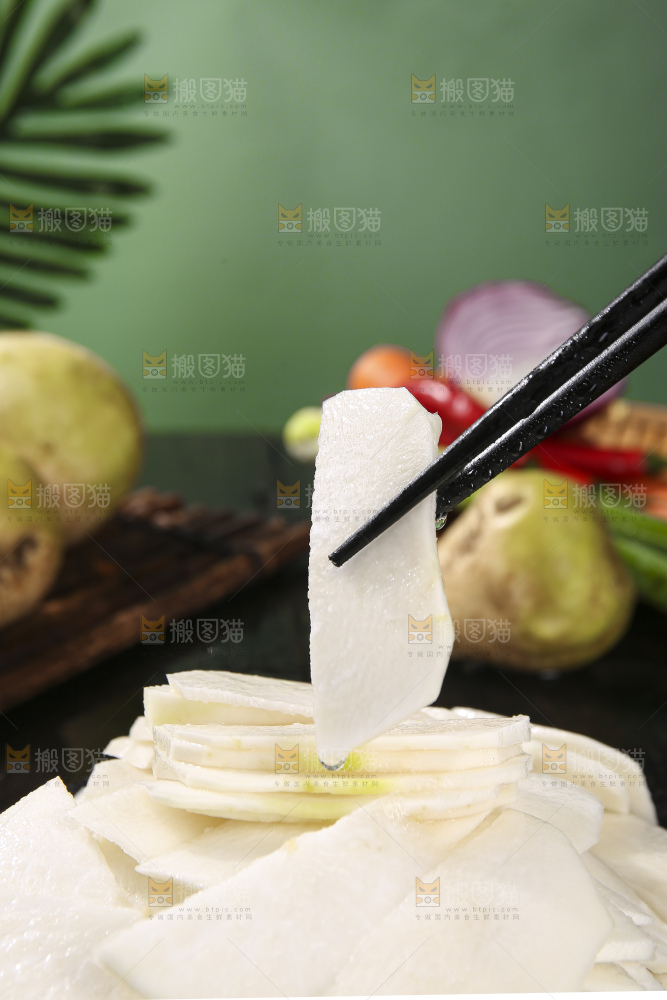 深底上放着芥菜头