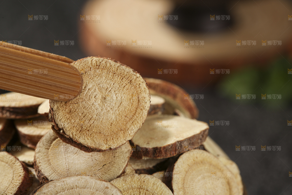 深底上放着甘草片