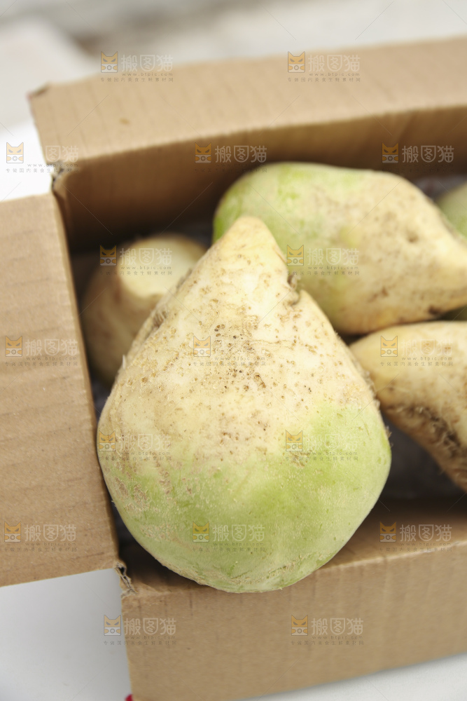 浅底上放着大头芥菜