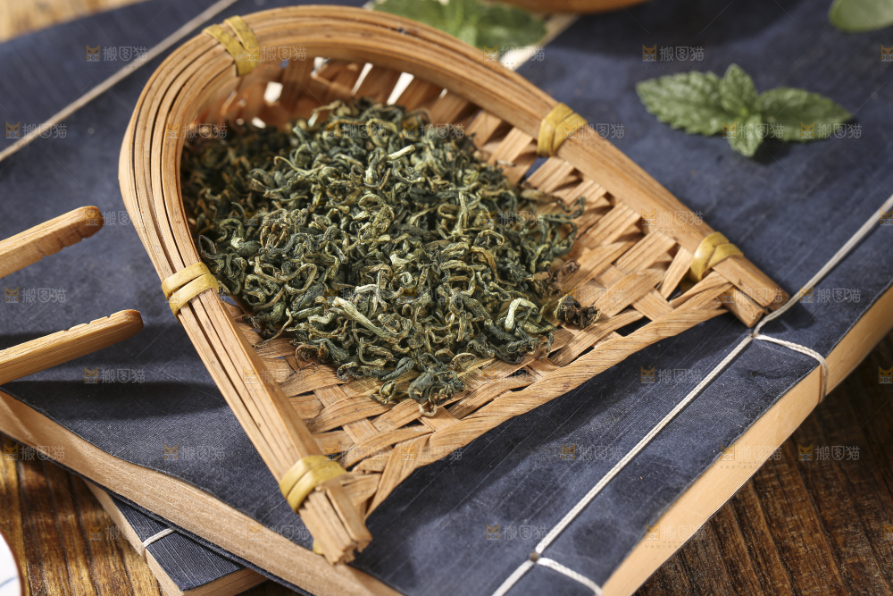 木底上放着蒲公英茶