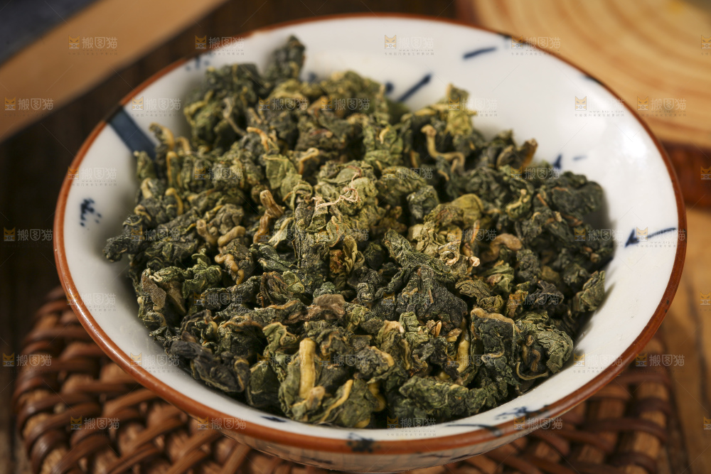 木底上放着的桑叶茶
