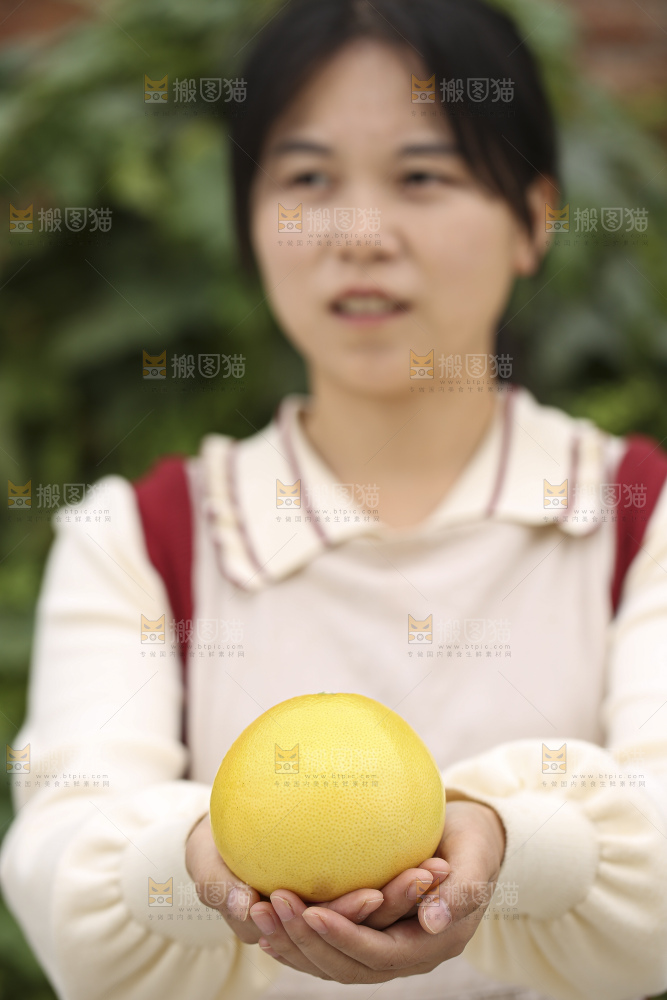 手里拿着黄金葡萄柚