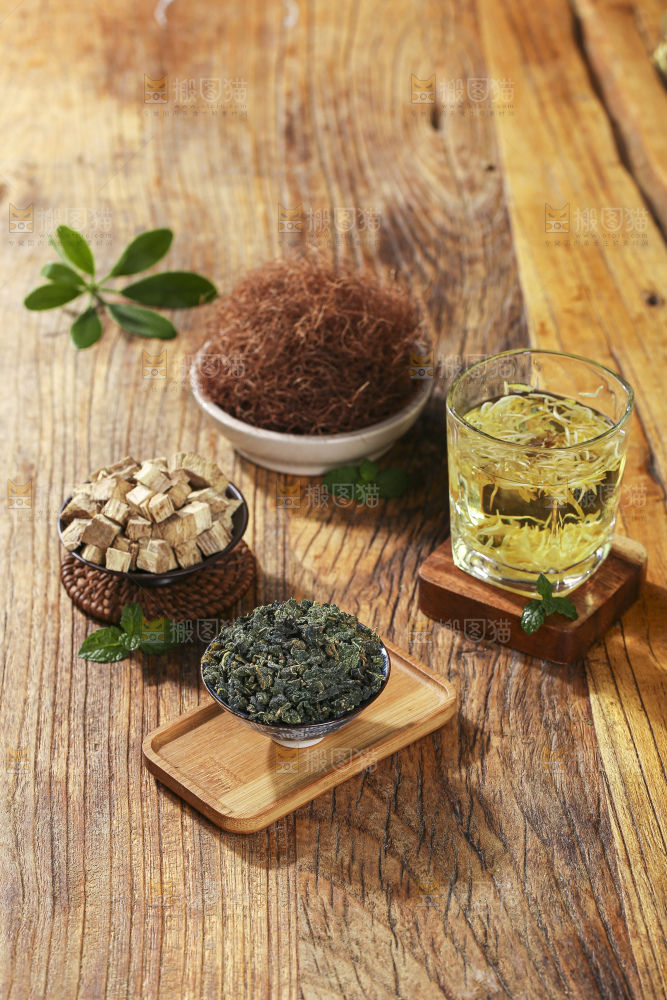 木底上放着的桑叶茶