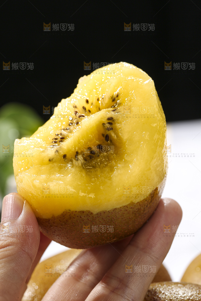 深底上放着佳沛奇异果