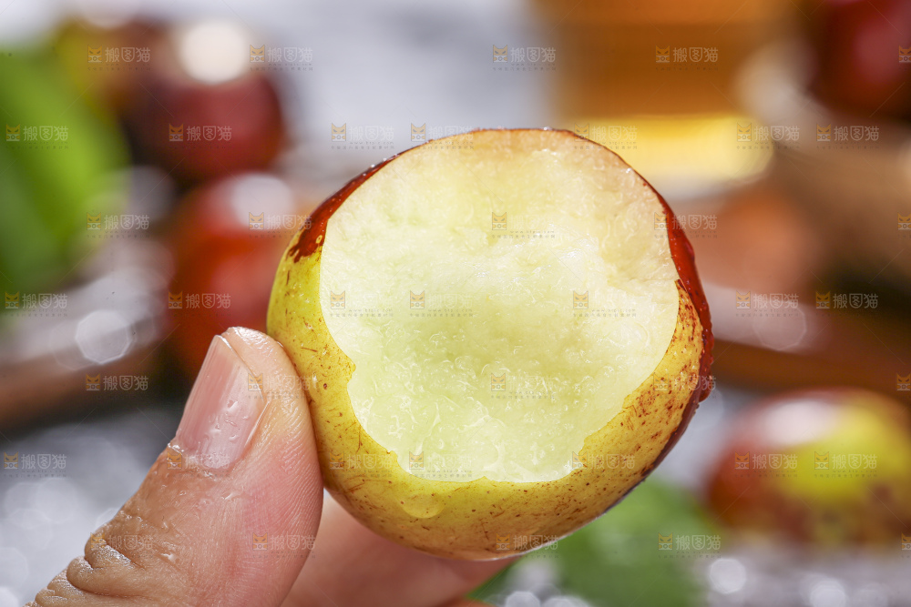 深底上放着大荔冬枣