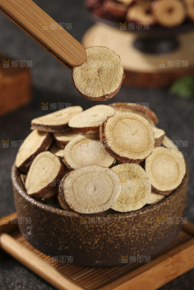 深底上放着甘草片