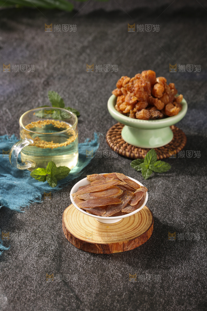 深底上放着红参片
