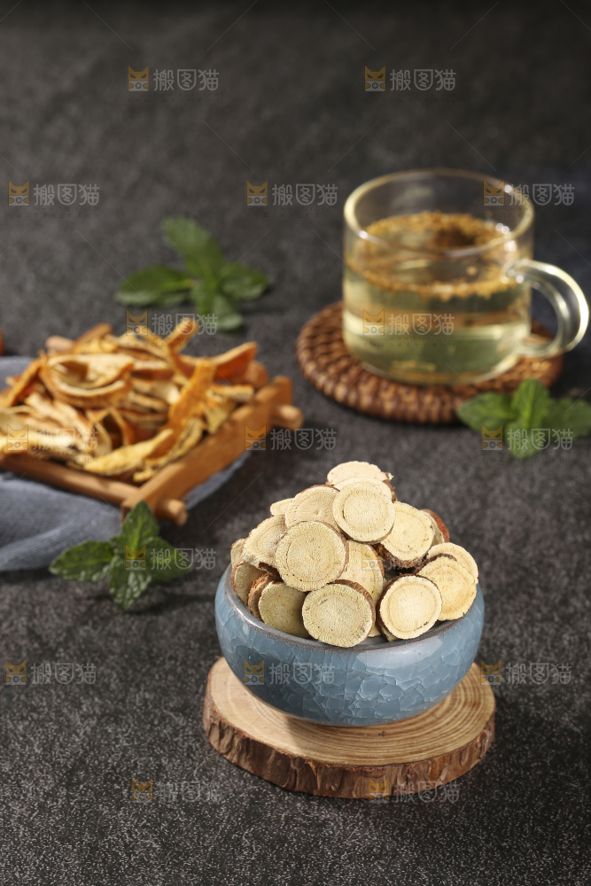 深底上放着甘草片