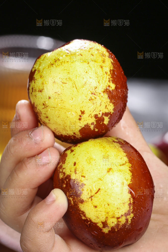 深底上放着大荔冬枣