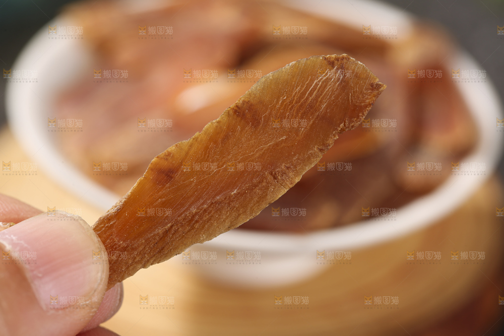 深底上放着红参片