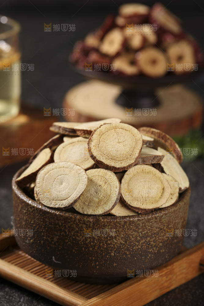 深底上放着甘草片
