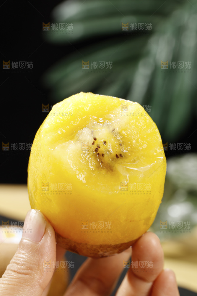 深底上放着佳沛奇异果