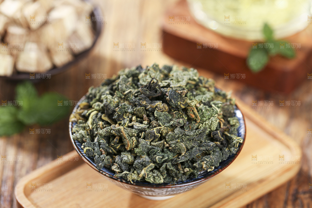木底上放着的桑叶茶