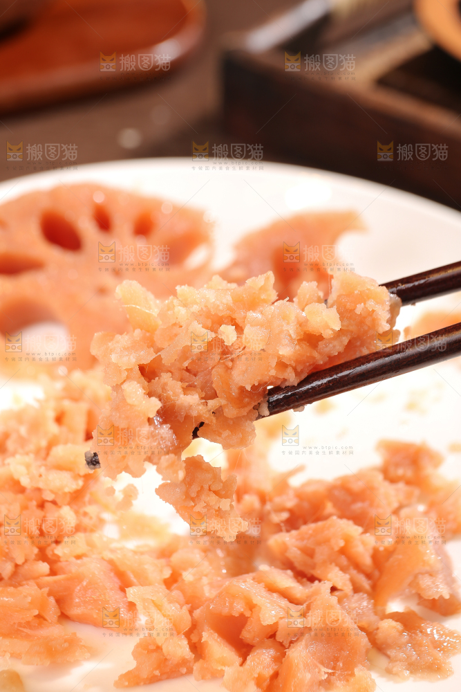 木底上放着洪湖粉藕汤