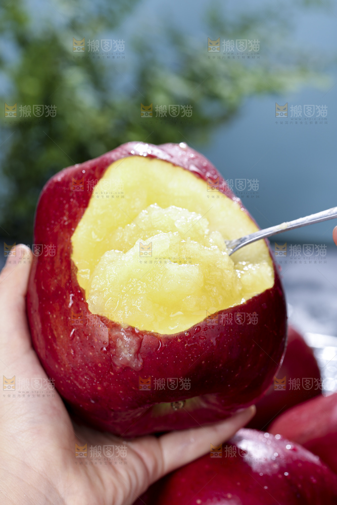 深底上放着花牛苹果