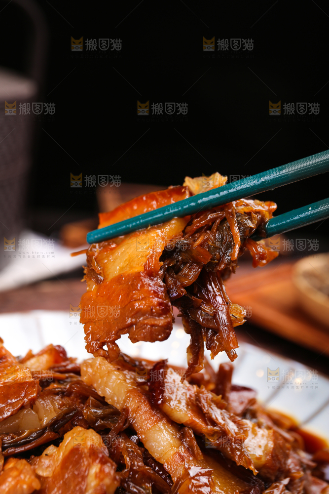 木底上的梅干菜五花肉