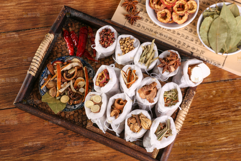 木底上的香料组合