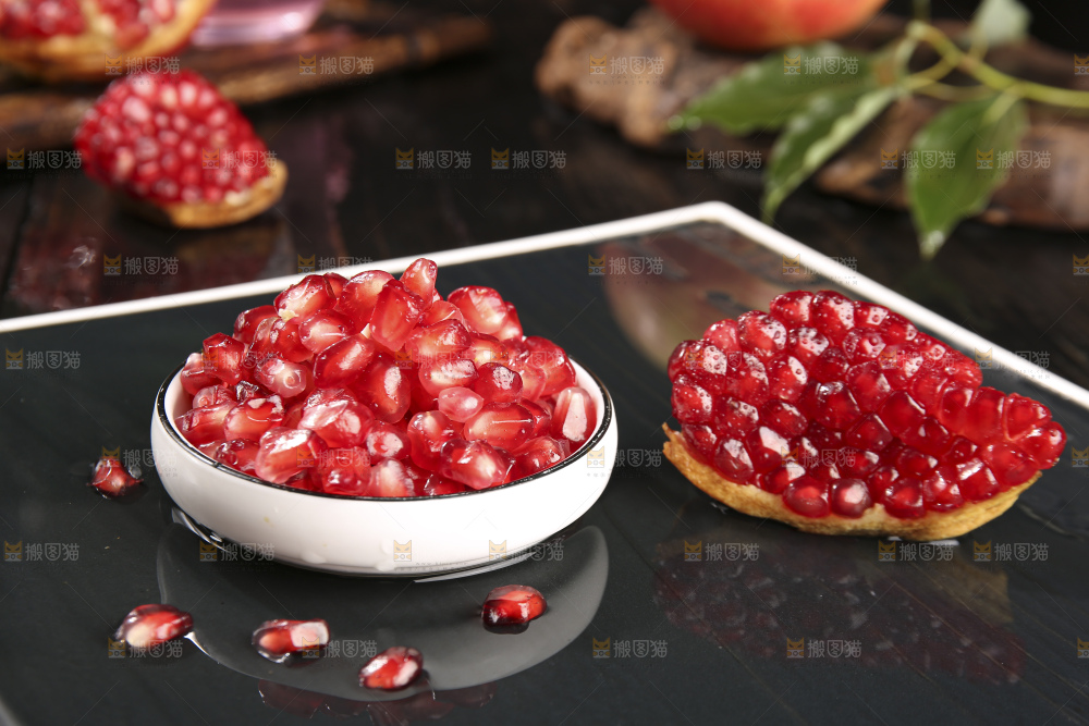 深底上的黑籽石榴