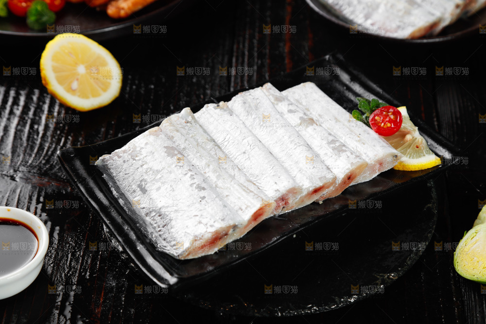 黑底上的鲜冻带鱼段