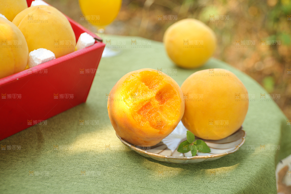 手里拿着炎陵黄桃