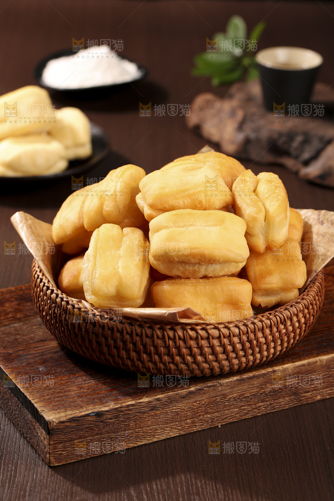 深底上的香酥油条