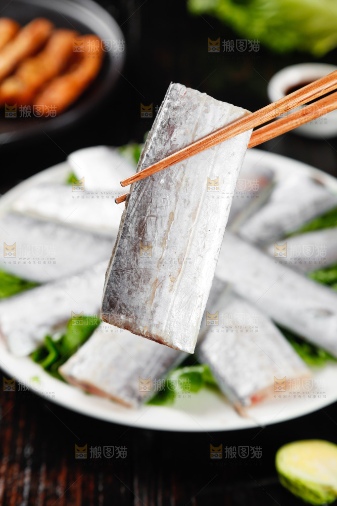 黑底上的鲜冻带鱼段