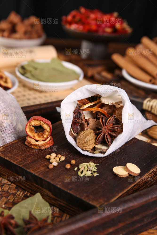 木底上的香料组合