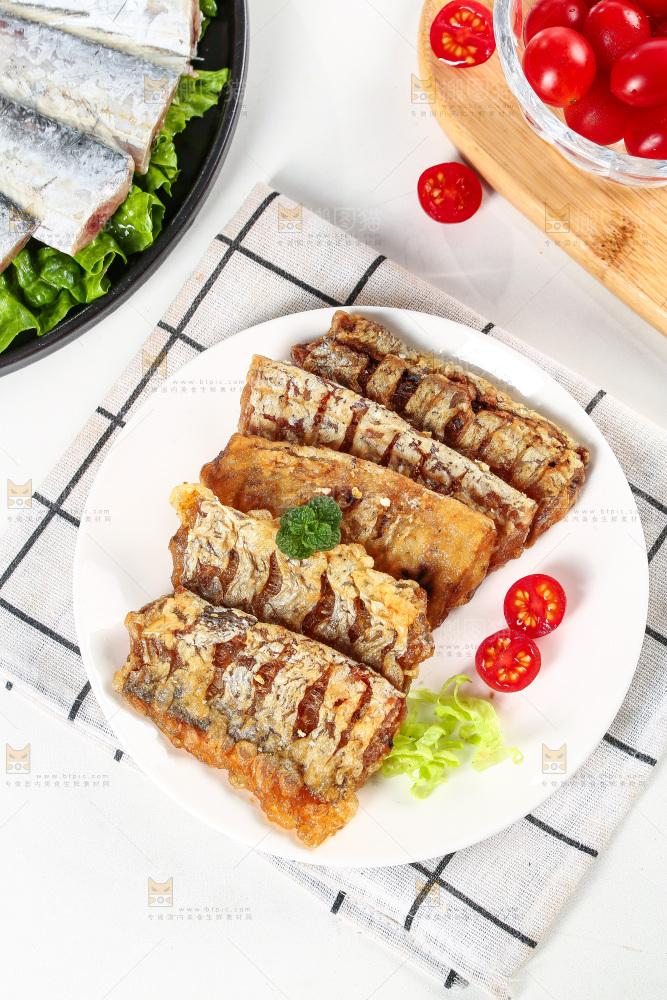 白底上的香酥带鱼