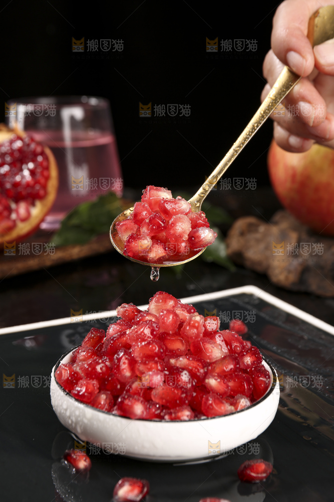 深底上的黑籽石榴