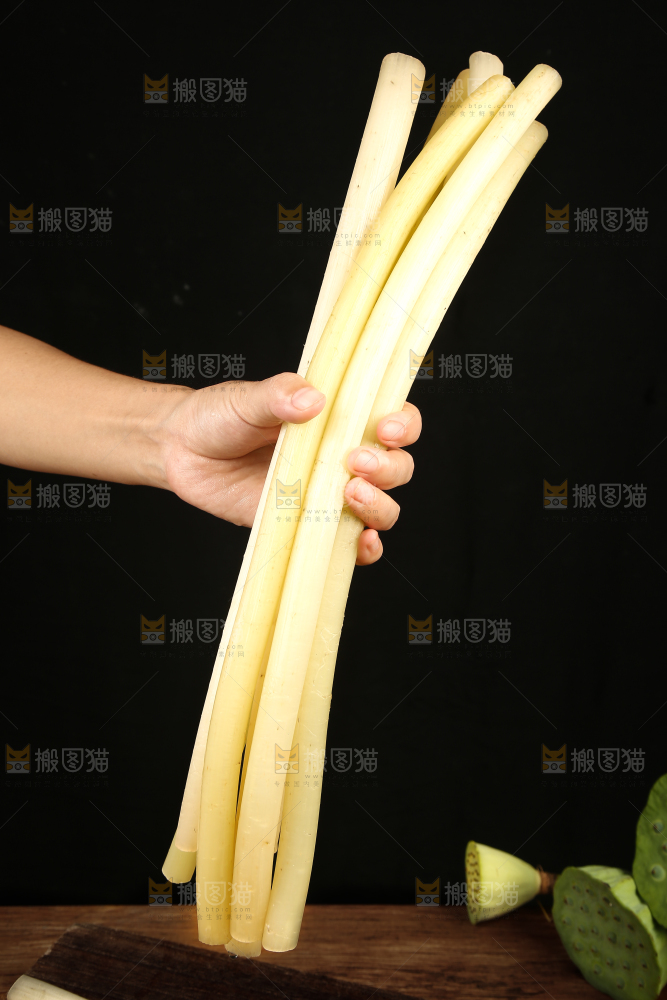 深底上放着藕带