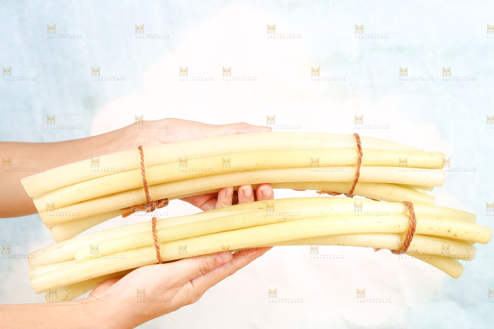 手里拿着藕带