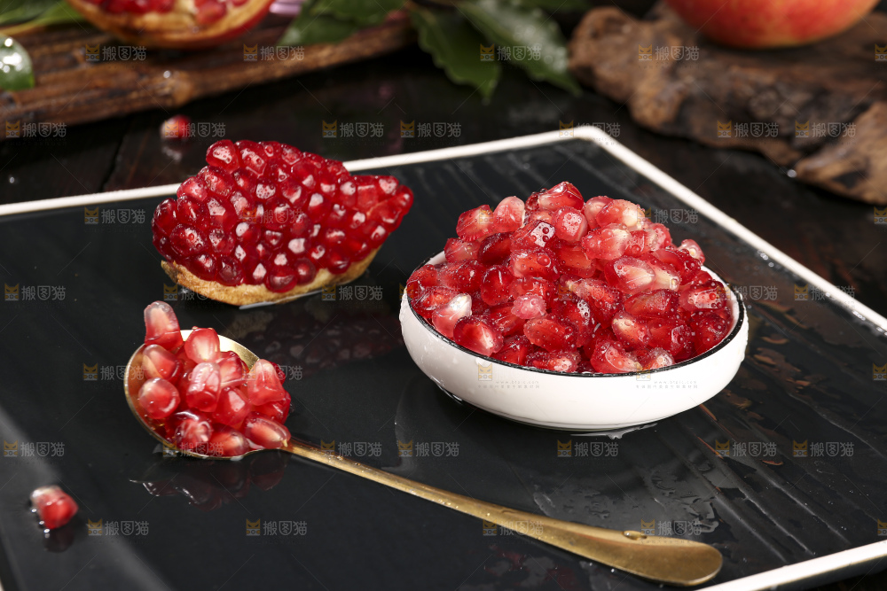 深底上的黑籽石榴