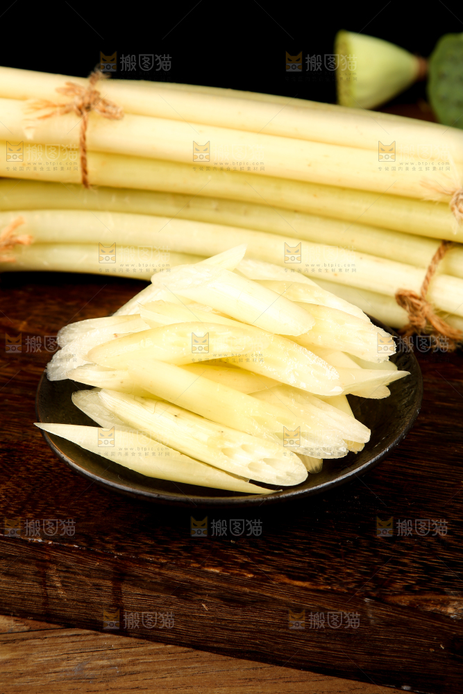 深底上放着藕带