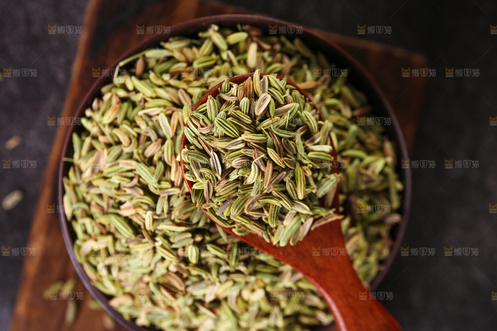 木底上的小茴香籽