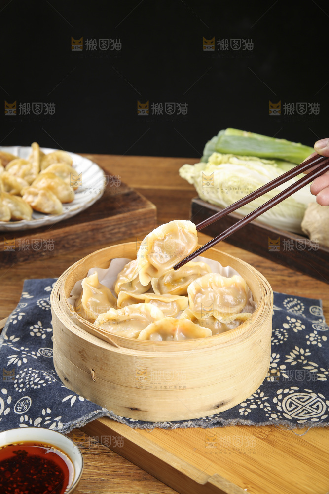 木底上放着的煎饺