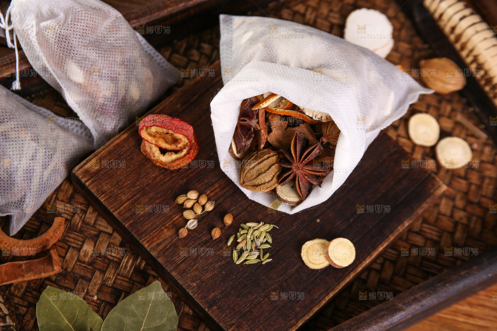 木底上的香料组合