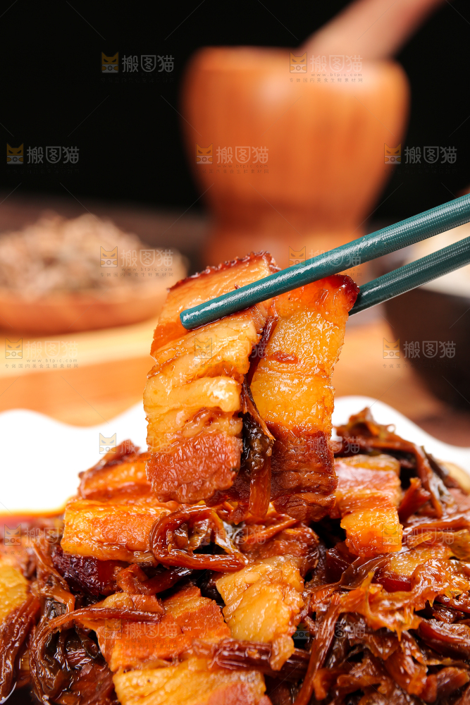 木底上的梅干菜五花肉