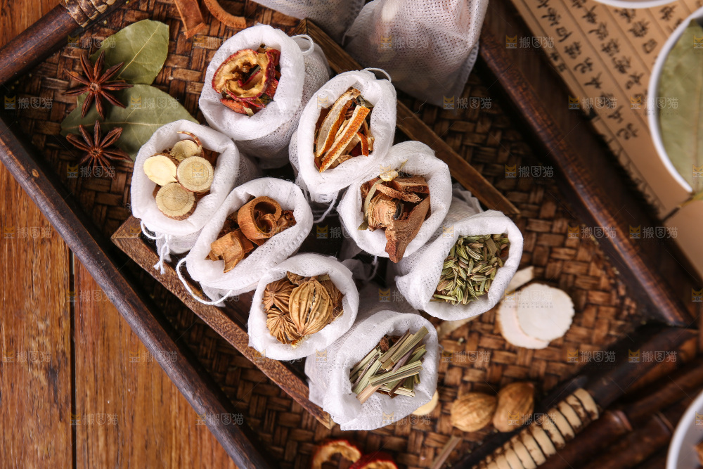 木底上的香料组合
