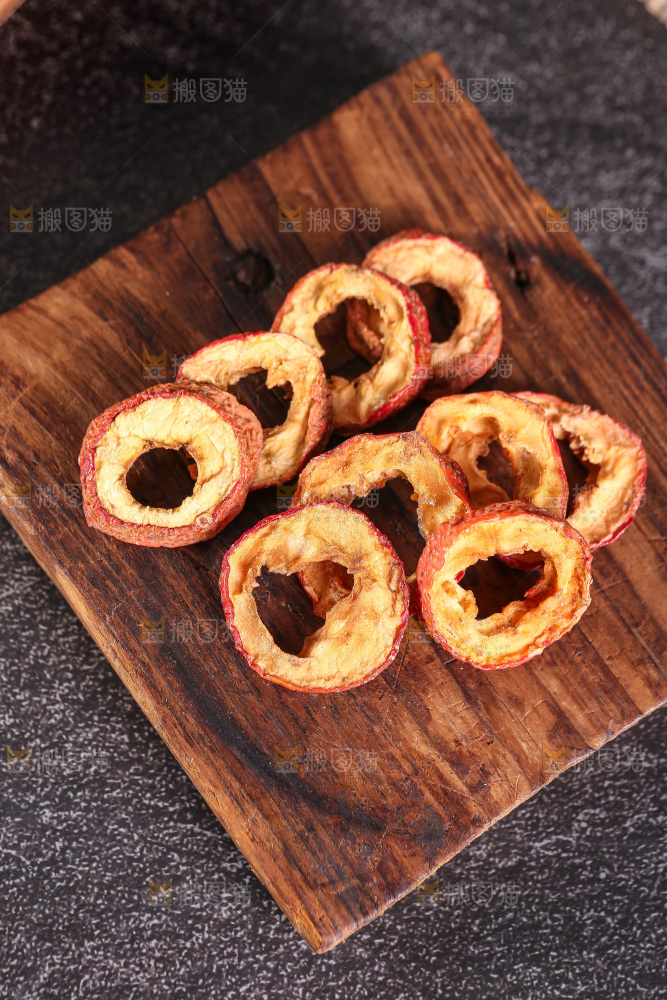 木底上放着的山楂片