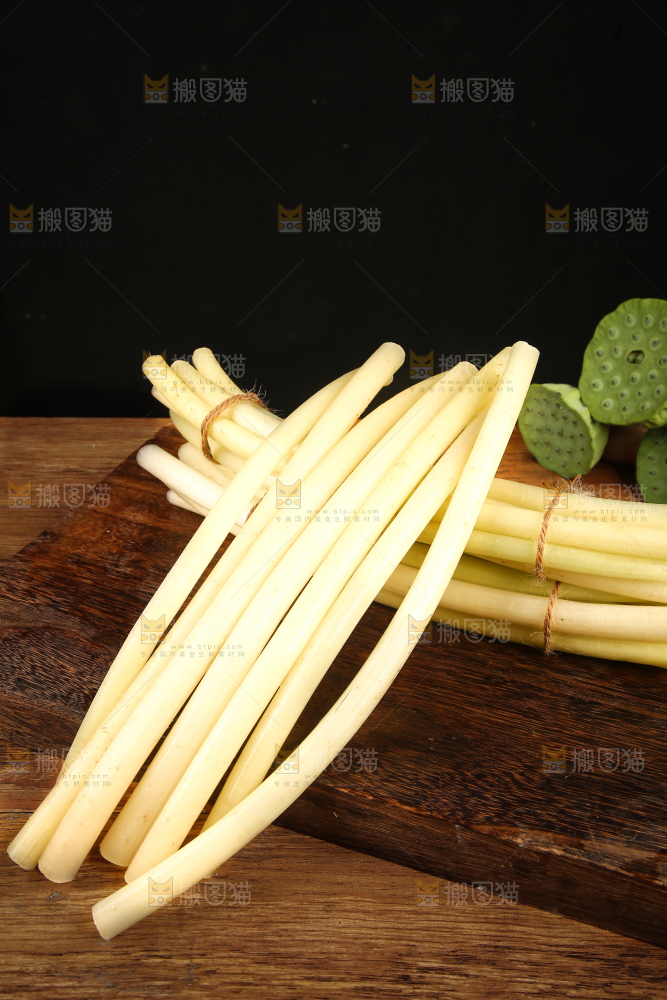 深底上放着藕带