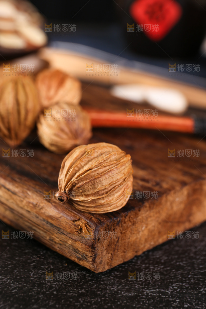 木底上的草果