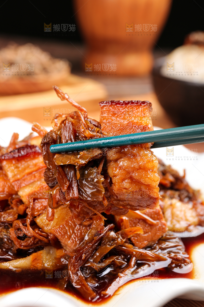 木底上的梅干菜五花肉