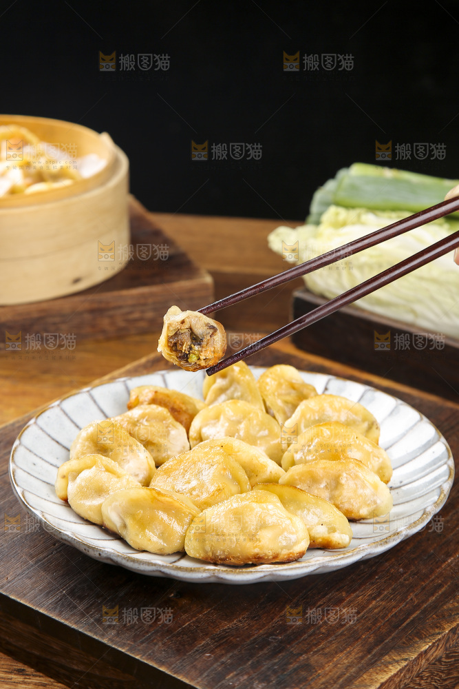 木底上放着的煎饺